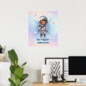 宇宙飛行士のスーツを着たかわいい小さな宇宙飛行士 ポスター (ホームオフィス)
