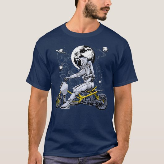 宇宙飛行士のバイクもしくは自転車に乗る人宇宙の旅行サイエンスフィクション Tシャツ (正面)