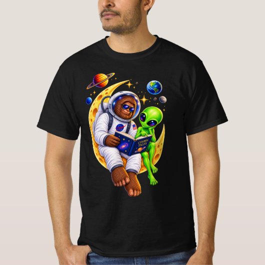 宇宙飛行士のビッグフットが月にいるエイリアンに本を読む , Tシャツ (正面)