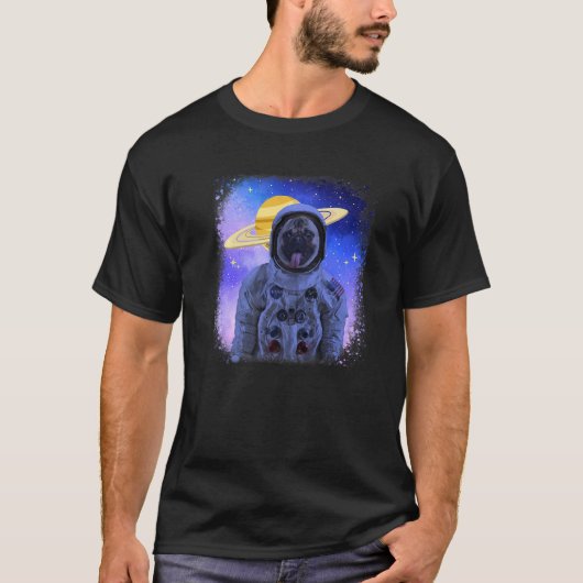 宇宙飛行士のヘルメットをかぶったキュートなパグ 宇宙好き Tシャツ (正面)