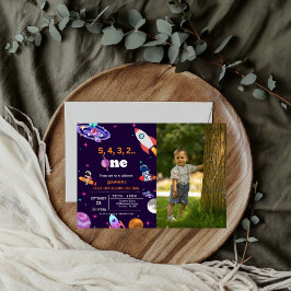 宇宙飛行士の宇宙の最初ののまわりに旅は太陽の誕生日 招待状