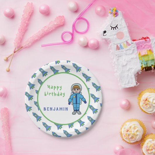 宇宙飛行士の少年、ロケットが宇宙に打ち上げられる日に生誕祭 ペーパープレート (パーティー)