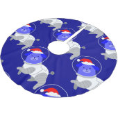 宇宙飛行士の犬の醜いクリスマスサンタ ブラッシュドポリエステルツリースカート (アングル)