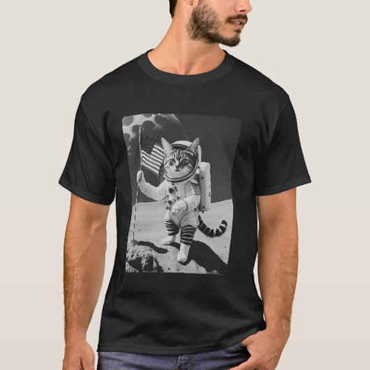 宇宙飛行士の猫が月にアメリカ国旗を植える Ca Tシャツ (正面)