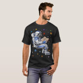 宇宙飛行士の読書 Tシャツ (正面フル)
