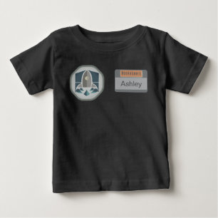 宇宙飛行士の身元バッジとロケットのロゴ ベビーTシャツ