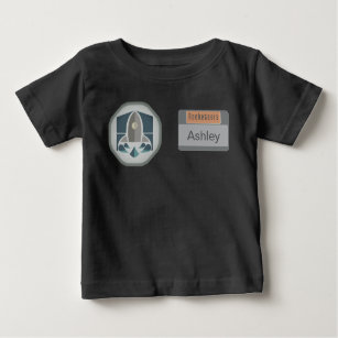 宇宙飛行士の身元バッジとロケットのロゴ ベビーTシャツ
