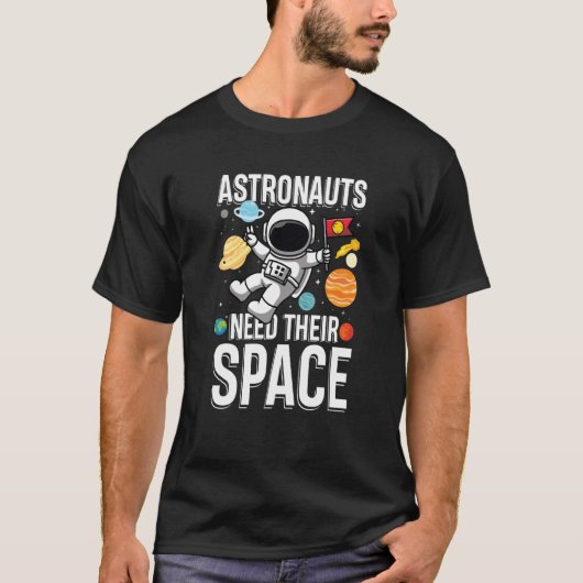 宇宙飛行士はスペースを必要とする Tシャツ (正面)