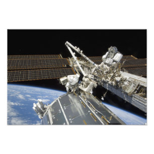 宇宙飛行士は一連の作業を行う フォトプリント
