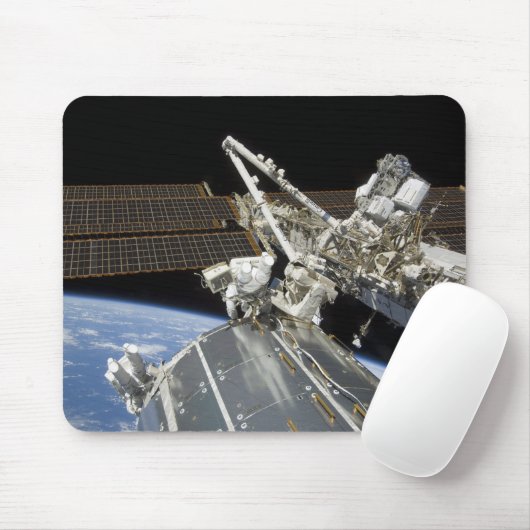 宇宙飛行士は一連の作業を行う マウスパッド (マウス)