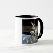 宇宙飛行士は一連の作業を行う マグカップ (正面右)