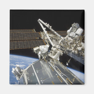 宇宙飛行士は一連の作業を行う マグネット