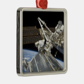 宇宙飛行士は一連の作業を行う メタルオーナメント (右)