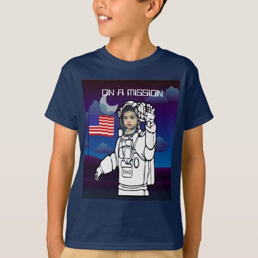 宇宙飛行士オンムーンアウタースペースボーイ誕生日 Tシャツ (正面)