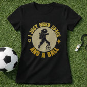 宇宙飛行士サッカーの名言 スペースとボールがあればいい Tシャツ