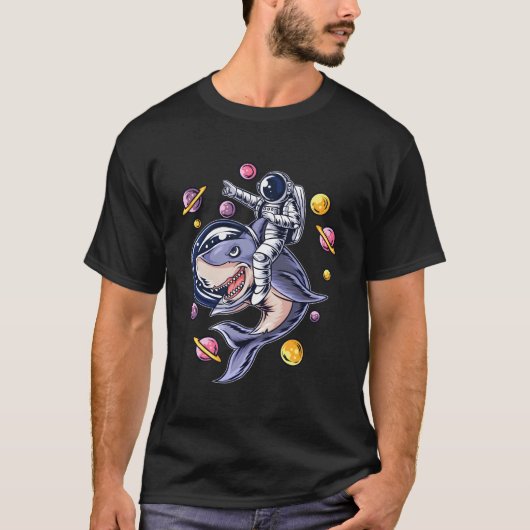 宇宙飛行士シャークに乗る宇宙誕生日Gif Tシャツ (正面)