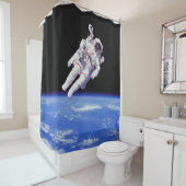 宇宙飛行士ジェットパックスペースウォークアース軌道写真 シャワーカーテン (インサイチュ)