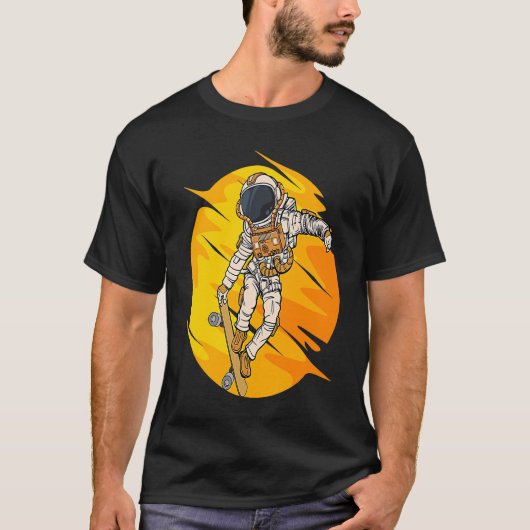 宇宙飛行士スケートボードスケートで滑る宇宙コスモスアストロナウ Tシャツ (正面)