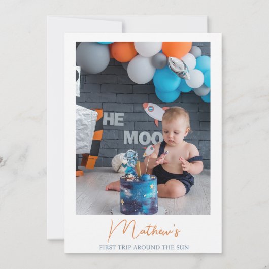 宇宙飛行士フォトファーストのまわりにトリップサン誕生日 招待状 (裏面)