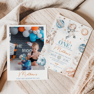 宇宙飛行士フォトファーストのまわりにトリップサン誕生日 招待状