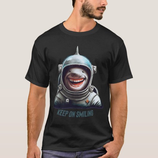 宇宙飛行士ヘルメット、海、シーリフと笑顔のサメ Tシャツ (正面)