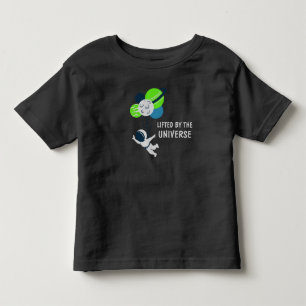 宇宙飛行士ボーイバルーンによって持ち上げられた トドラーTシャツ