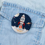 宇宙飛行士ロケット宇宙空間1回目の誕生日 缶バッジ<br><div class="desc">祝スタイルでは、これらのトレンディーの最初の誕生日パーティーボタンと。このデザインは自分の言葉でパーソナライズする簡単であり、これらの素晴らしいパーティーボタンを受け取ると、家族や友人が興奮する。</div>