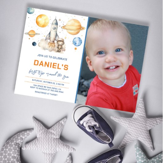 宇宙飛行士宇宙ファーストトリップのまわりにザ・サン誕生日 招待状