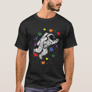 宇宙飛行士宇宙レインボーハートゲイプライド誇りを持ったLGBQ Tシャツ