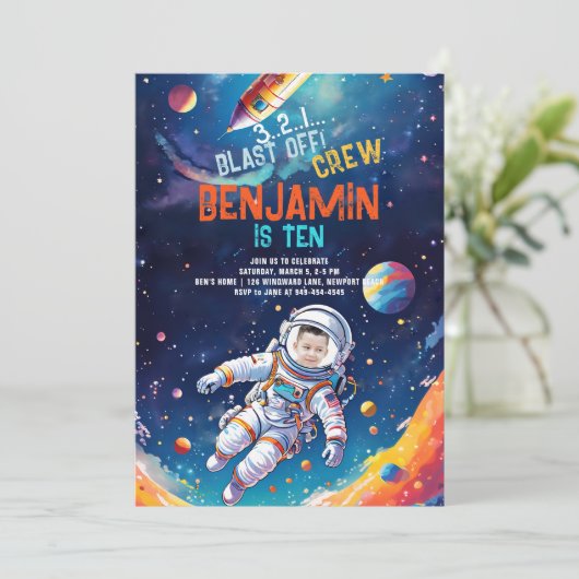 宇宙飛行士深い宇宙ロケット惑星写真誕生日 招待状 (スタンド正面)