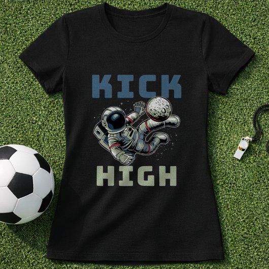 宇宙飛行士 スペース サッカー キック 面白いデザイン Tシャツ