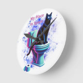 宇宙黒猫トイレ – Surreal Vaporwave Art ラウンド壁時計 (傾斜)