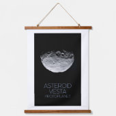 宇宙、システ太陽のム、小惑星ベルト、ベスタ 吊り下げ型タペストリー (正面)