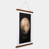 宇宙、銀河系、システ太陽のム、惑星冥王星 吊り下げ型タペストリー (傾斜あり)