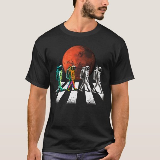 宇宙Occの歩行者レーンの宇宙飛行士歩く Tシャツ (正面)