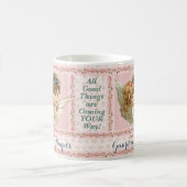 守り神によって保護される コーヒーマグカップ (中央)