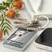 守護者を見守る可愛い白犬の写真 キーホルダー (正面右)