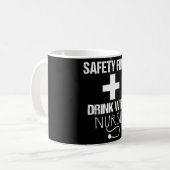 安全な最初の飲み物とナースコーヒーマグ コーヒーマグカップ (正面左)