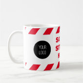 安全はここから始まる赤い白の火テープロゴ コーヒーマグカップ (左)