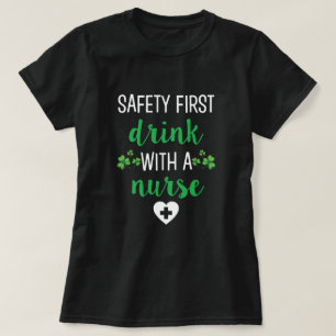 安全はナースのSt pattys dayのティーと最初に飲みます Tシャツ