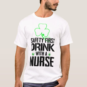 安全ファースト飲み物とナースビール愛好家St Pat Tシャツ