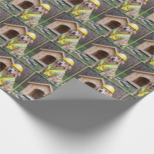 安全懸命帽子をかぶったゴールデンレトリバー ラッピングペーパー (角)