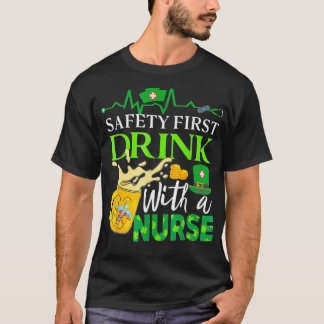 安全第一ドリンクとナースSt patricks dayDr. Tシャツ