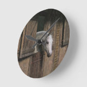 安定したドアの灰色の馬 ラウンド壁時計 (傾斜)