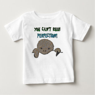 完全さのベビーの怠惰を急がせることができません ベビーTシャツ