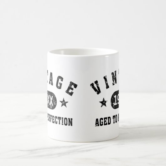 完全さのマグに老化する黒い文字のヴィンテージ コーヒーマグカップ (中央)