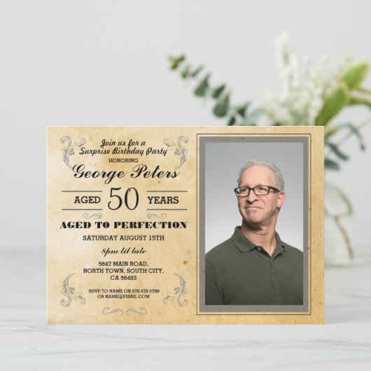 完全さの誕生日メンズ写真のヴィンテージに老化させる 招待状 (スタンド正面)