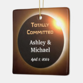 完全な日食をテーマにしたウェディング セラミックオーナメント (左)