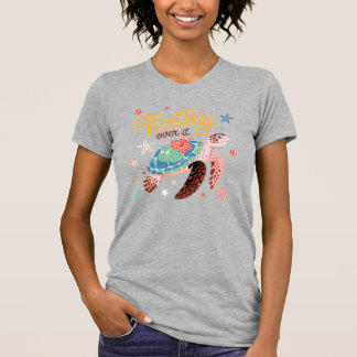 完全にカメにハマってる かわいいウミガメのトロピカルデザイン Tシャツ