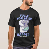 完全にコアラ化した昼寝人 かわいい眠そうなコアラ 笑える Tシャツ (正面)